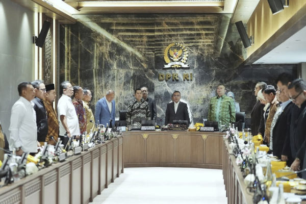 DPR RI menggelar rapat konsultasi terkait putusan MK soal UU Pemilu bersama Pemerintah dalam hal ini Menteri Dalam Negeri dan wakilnya, Menteri Sekretaris Negara, Menteri Hukum, dan Lembaga juga Badan Negara terkait lainnya. Foto: Instagram/ @sufmi_dasco