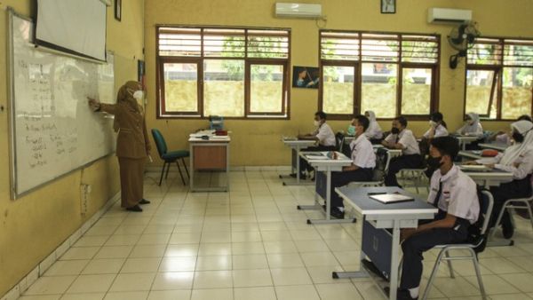 Sejumlah siswa mengikuti kegiatan Pembelajaran Tatap Muka Terbatas (PTMT) di SMP Negeri 2 Depok. Foto: ANTARA FOTO/Asprilla Dwi Adha