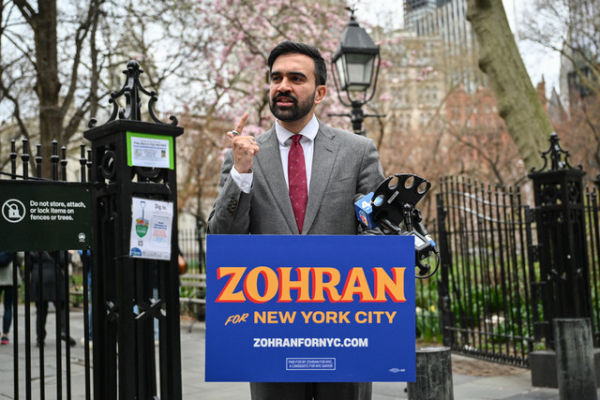 Calon wali kota New York City dan Perwakilan Negara Bagian Demokrat Zohran Mamdani berkampanye di New York City pada 16 April 2025. Foto: ANGELA WEISS / AFP