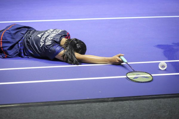 Pebulu tangkis ganda putri Indonesia Febi Setianingrum mengembalikan kok ke arah lawannya pebulu tangkis ganda putri  Korea Selatan Baek Ha Na/Lee So Hee pada 16 Besar Indonesia Open 2025 di Istora Senayan, Jakarta, Kamis (5/6/2025). Foto: Iqbal Firdaus/kumparan