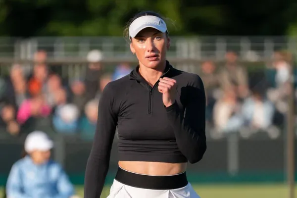 Đối thủ của Sabalenka gây sốt về nhan sắc tại Wimbledon 2025 - Ảnh 1.