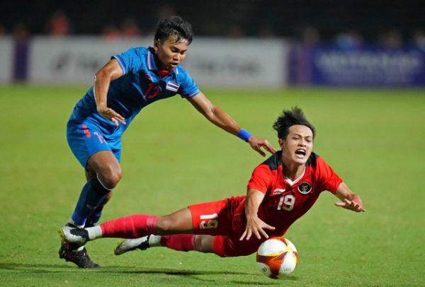 Alfeandra Dewangga terjatuh usai berduel dengan pemain Thailand Phongsakon Trisat di Final SEA Games 2023. Foto: Chalinee Thirasupa/REUTERS