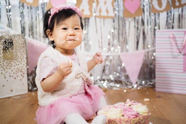 Bayi makan kue ulang tahun. Foto: Shutterstock