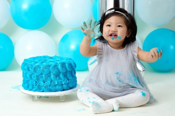 Bayi makan kue ulang tahun.

 Foto: Shutterstock
