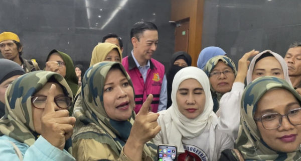 Sejumlah ibu-ibu menyampaikan dukungan semangat dan mendoakan eks Menteri Perdagangan RI Thomas Trikasih Lembong atau Tom Lembong, usai menjalani persidangan kasus dugaan korupsi importasi gula, di Pengadilan Tipikor Jakarta, Senin (30/6/2025). Foto: Fadhil Pramudya/kumparan