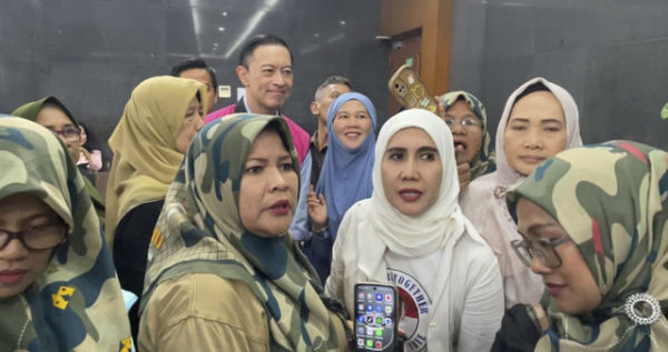 Sejumlah ibu-ibu menyampaikan dukungan semangat dan mendoakan eks Menteri Perdagangan RI Thomas Trikasih Lembong atau Tom Lembong, usai menjalani persidangan kasus dugaan korupsi importasi gula, di Pengadilan Tipikor Jakarta, Senin (30/6/2025). Foto: Fadhil Pramudya/kumparan