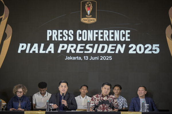 Ketum PSSI Erick Thohir bersama Ketua SC Piala Presiden 2025 Maruarar Sirait, Direktur Utama PT LIB Ferry Paulus, Ketua OC Harsiwi Achmad berikan keterangan terkait gelaran Piala Presiden 2025 di Menara Danareksa, Jakarta, Jumat (13/6/2025). Foto: Fauzan/ANTARA FOTO