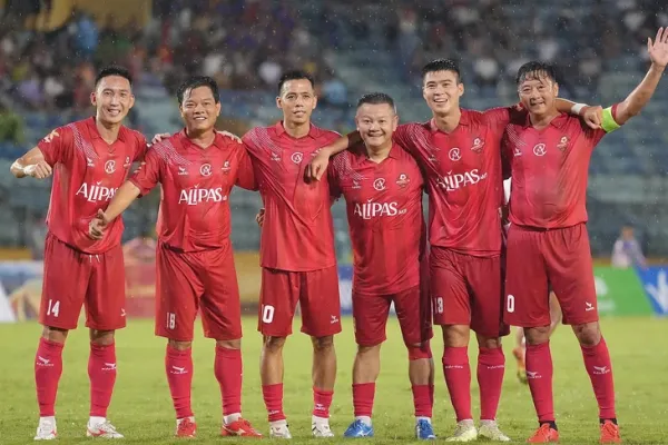 Văn Quyến tỏa sáng, Việt Nam All Stars thắng huyền thoại Man United - Ảnh 1.