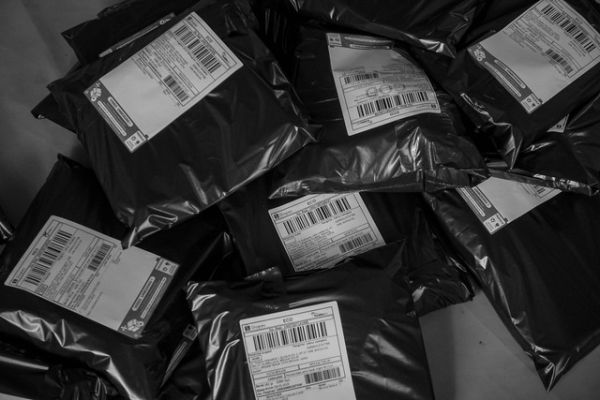 ONLINE SHOPPING - Barang dengan resi siap dikirim ke pembeli yang membeli via online marketplace. Foto: Jamal Ramadhan/kumparan