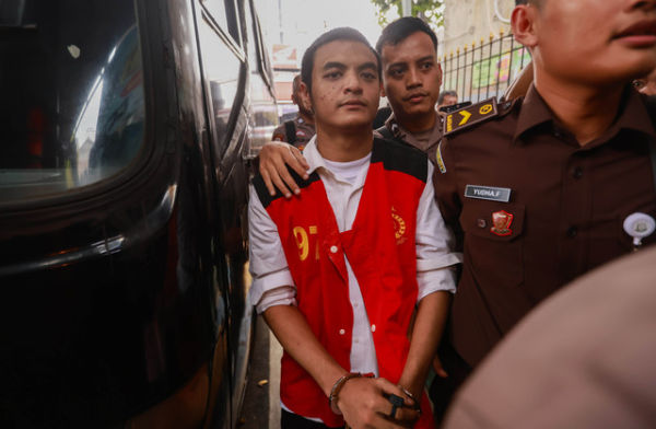 Terdakwa Vadel Bajideh tiba untuk menjalani sidang perdana terkait kasus persetubuhan di Pengadilan Negeri Jakarta Selatan, Jakarta, Rabu, (25/6/2025). Foto: Agus Apriyanto