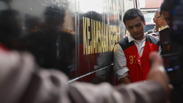 Terdakwa Vadel Bajideh tiba untuk menjalani sidang perdana terkait kasus persetubuhan di Pengadilan Negeri Jakarta Selatan, Jakarta, Rabu, (25/6/2025). Foto: Agus Apriyanto