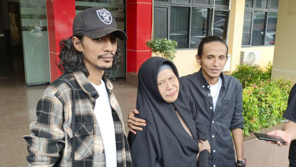 Kakak beserta Ibu dari Vadel Badjideh usai menjenguk di Polres Metro Jakarta Selatan. Foto: Aprilandika Pratama/kumparan