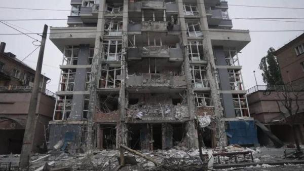 SERANGAN BERUNTUN - Sebuah bangunan di Kyiv rusak akibat serangan Rusia pada malam hari tanggal 25 Mei 2025. Rusia melancarkan serangan udara selama tiga hari dari 24 Mei hingga 26 Mei, dengan menembakkan lebih dari 600 pesawat nirawak dan puluhan rudal ke seluruh Ukraina.
