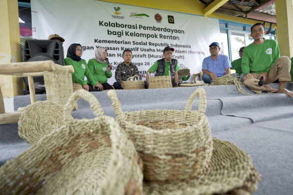 Wakil Menteri Sosial RI, Agus Jabo Priyono, dan Bupati Kulon Progo, Agung Setyawan di Kulon Progo, Senin (30/6/2025). Foto: Dok. Kemensos