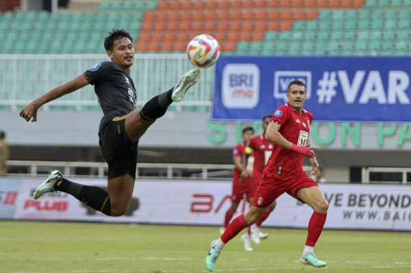 Pesepak bola Dewa United Septian Satria Bagaskara (kiri) menendang bola dibayangi pesepak bola Malut United Jesus Maria Meneses (kanan) dalam lanjutan BRI Liga 1 di Stadion Pakansari, Kabupaten Bogor, Jawa Barat, Jumat (25/4/2025). Foto: Yulius Satria Wijaya/ANTARA FOTO