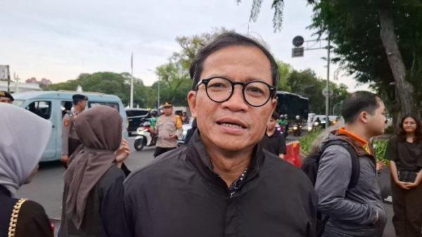 Direktur Eksekutif Amnesty International Indonesia Usman Hamid, saat ditemui di Jakarta, pada Kamis (19/6/2025). Usman menyatakan Menteri Kebudayaan Fadli Zon tidak memiliki otoritas untuk menyatakan benar atau tidaknya peristiwa pemerkosaan massal 1998 terjadi.