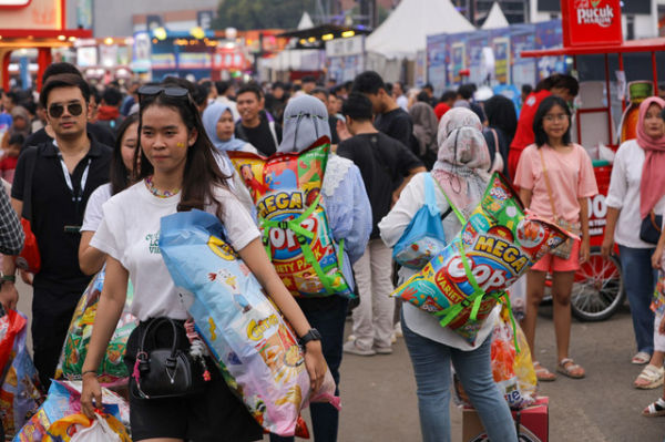 Suasana para pengunjung Jakarta Fair 2025 yang berburu jajanan serta snack ringan berkemasan tas besar." Foto: Dok. Jakarta Fair 2025