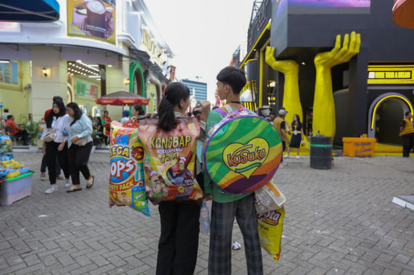Suasana para pengunjung Jakarta Fair 2025 yang berburu jajanan serta snack ringan berkemasan tas besar." Foto: Dok. Jakarta Fair 2025