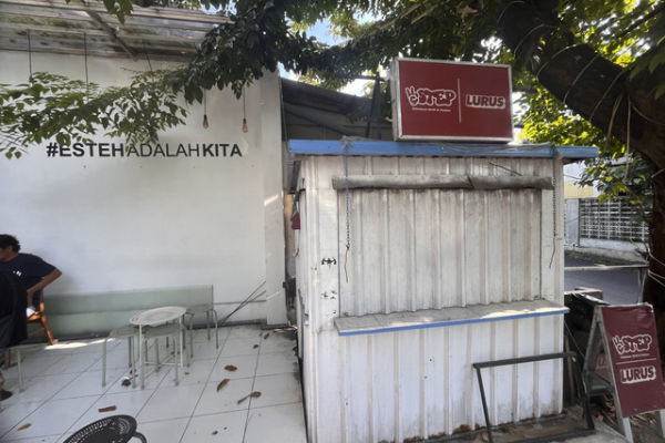 Penyewa kedai sekaligus penemu peluru tersebut Muhammad Fakhrul saat menunjukan lokasi temuan peluru. Foto: Intan Alliva Khansa/kumparan