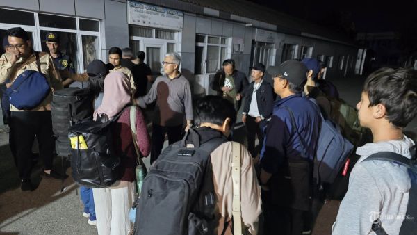 EVAKUASI WNI - Kepala Biro Dukungan Strategis Pimpinan Kemlu, Rolliansyah (Roy) Soemirat sedang mengkoordinir proses evakuasi para Warga Negara Indonesia (WNI) dari Iran pada Sabtu (21/6/2025). Roy berada di Baku, Azerbaijan ditugaskan Menlu RI untuk membantu proses evakuasi WNI dari Iran. Pada tahap I, 97 orang berhasil dievakuasi dari Iran. TRIBUNNEWS/HO/KEMLU RI
