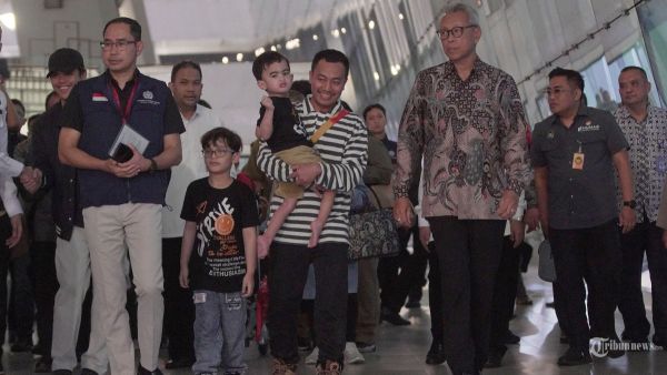 EVAKUASI WNI - Warga Negara Indonesia (WNI) berjalan keluar terminal setibanya dari Iran di Terminal 3 Bandara Soekarno Hatta, Selasa (24/6/2025). Pemerintah Indonesia lewat Kementerian Luar Negeri pada gelombang pertama berhasil memulangkan 11 orang WNI dari wilayah konflik di Iran.  Tribunnews/Jeprima