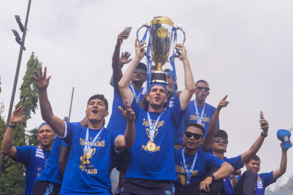 Tim Persib Bandung membawa trofi BRI Liga 1 2024/2025 saat pawai di Jalan Wastukencana, Bandung, Jawa Barat, Minggu (25/5/2025). Foto: Novrian Arbi/ANTARA FOTO