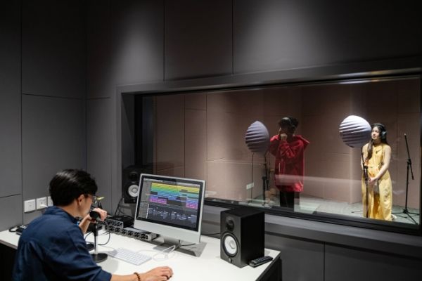 Students in the recording studio at BUV campus. Photo courtesy of BUV