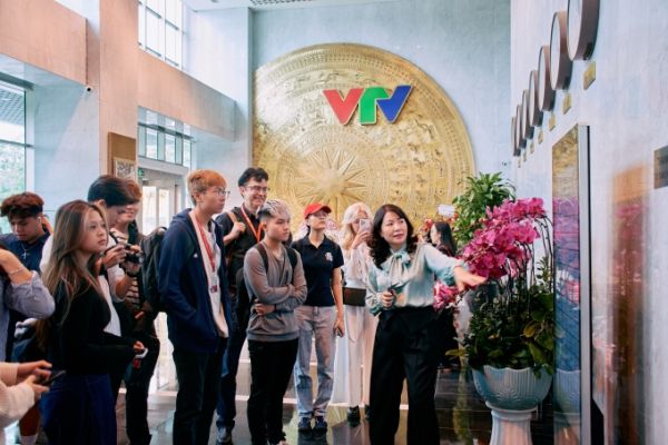 BUV students on a tour at VTV. Photo courtesy of BUV
