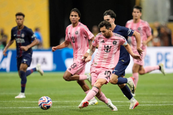 Pemain Inter Miami CF Lionel Messi memberikan umpan kepada rekannya saat melawan Paris Saint-Germain (PSG) pada pertandingan babak 16 besar Piala Dunia Antarklub 2026 di Stadion Mercedes-Benz, Atlanta, Amerika Serikat, Minggu (29/6/2025). Foto: Dale Zanine-USA TODAY Sports via Reuters