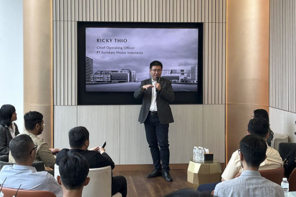 Chief Operating Officer PT Eurokars Motor Indonesia Ricky Thio menyampaikan paparan saat mempresentasi Mazda Indonesia jelang GIIAS 2025. Foto: Fitra Andrianto/kumparan
