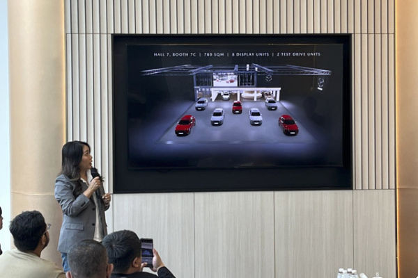 Marketing & Communications General Manager PT Eurokars Motor Indonesia Viya Arsawireja menyampaikan paparan saat mempresentasi Mazda Indonesia jelang GIIAS 2025. Foto: Fitra Andrianto/kumparan