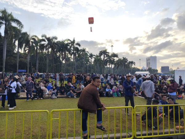 Warga mulai memadati kawasan Monas jelang perayaan HUT Bhayangkara ke-79 di Monas, Jakarta, pada Selasa (1/7/2025).  Foto: Luthfi Humam/kumparan