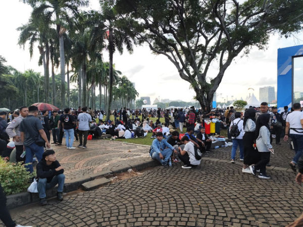 Warga mulai memadati kawasan Monas jelang perayaan HUT Bhayangkara ke-79 di Monas, Jakarta, pada Selasa (1/7/2025).  Foto: Luthfi Humam/kumparan