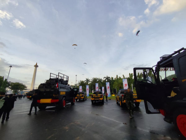 Suasana jelang peringatan HUT Bhayangkara ke-79 di Monas, Jakarta pada Selasa (1/7/2025).  Foto: Luthfi Humam/kumparan
