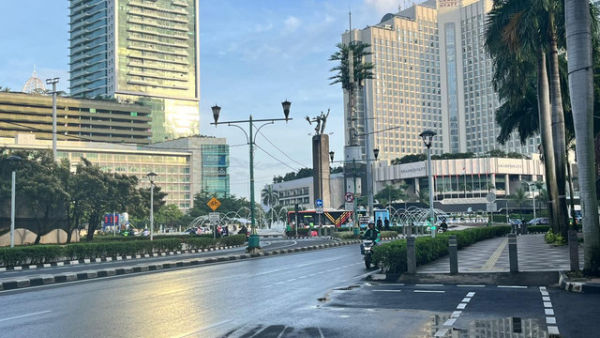 Arus lalu lintas Jalan Jenderal Sudirman, Jakarta Selatan dan Bundaran HI, Jakarta Pusat terpantau lancar jelang HUT Bhayangkara di Monas, Selasa (1/7). Foto: Nasywa Athifah/kumparan