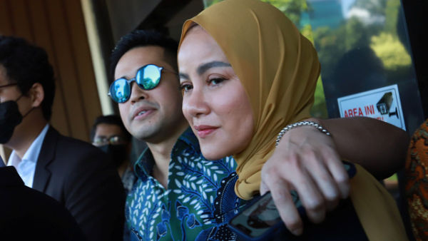 Pasangan artis Olla Ramlan dan suaminya Aufar Hutapea saat ditemui wartawan usai menjalani sidang  perceraian di Pengadilan Agama Jakarta Selatan, Senin, (4/4/2022). Foto: Ronny