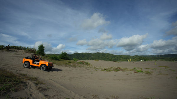 Wisatawan naik kendaraan jip melintasi kawasan wisata Gumuk Pasir, Parangkusumo, Bantul, D.I Yogyakarta. Foto: Andreas Fitri Atmoko/Antara Foto