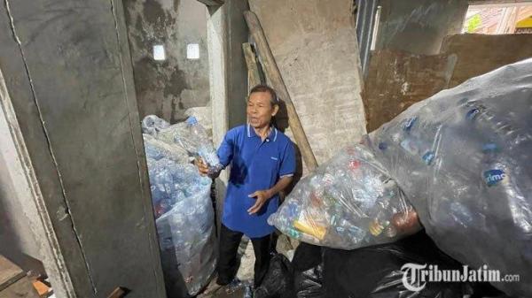 PILIH JADI PEMULUNG - Bripka (Purn) Seladi memilah sampah di gudang sampang miliknya di dekat kediamannya di Gadang, Kota Malang, Senin (9/12/2024).