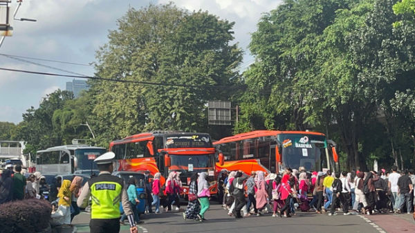 Bus-bus yang membawa pengunjung hadiri HUT Bhayangkara ke-79 di Masjis Istiqlal, Jakarta, Selasa (1/7/2025). Foto: Nasywa Athifah/kumparan