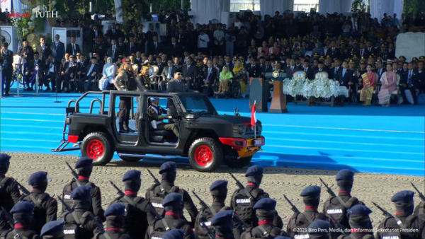 Presiden Indonesia Prabrowo Subianto Bersama Kapolri Jenderal Listyo Sigit Prabowo melakukan Inspeksi angoota dalam ipacara HUT Bhayangkara ke-79 di Monas, Jakarta Pusat, Selasa (1/6/2025). Foto: Youtube/Sekretariat Presiden