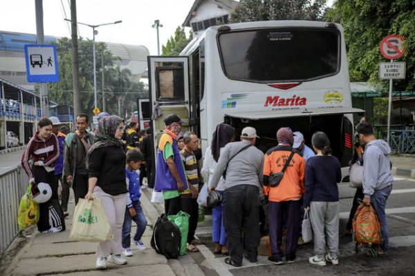 Sejumlah penumpang turun dari bus Antar Kota Antar Provinsi (AKAP) di Terminal Kampung Rambutan, Jakarta, Sabtu (5/4/2025). Foto: Jamal Ramadhan/kumparan