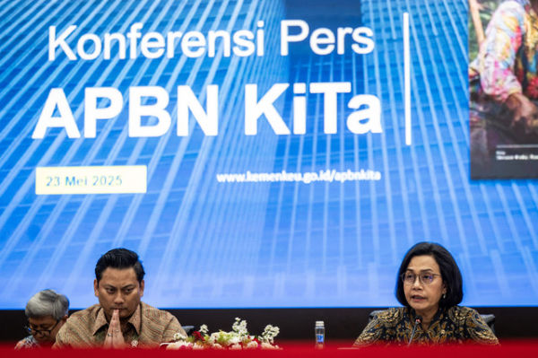 Menteri Keuangan Sri Mulyani (kanan) didampingi Wakil Menteri Keuangan Thomas Djiwandono (kedua kiri) memberikan pemaparan pada konferensi pers APBN KiTa di Kantor Kementerian Keuangan, Jakarta, Jumat (23/5/2025). Foto: ANTARA FOTO/Bayu Pratama S