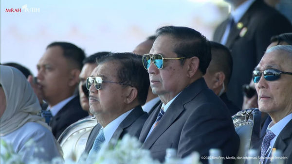 Presiden keenam Susilo Bambang Yudhoyono menghadiri upacara HUT Bhayangkara ke-79 di Monas, Jakarta, Selasa (1/7/2025). Foto: Youtube/Sekretariat Presiden
