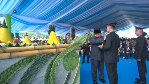 Prabowo potong tumpeng di Hari Bhayangkara ke-79 di Monas, Jakarta Pusat.