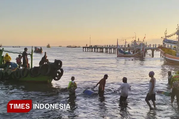 pagi-di-TPI-Mimbo-Situbondo-1.jpg