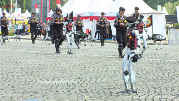 Robot humanoid yang ditampilkan selama defile upacara HUT Bhayangkara ke-79 di Monas, Jakarta, Selasa (1/7/2025). Foto: Youtube/Sekretariat Presiden