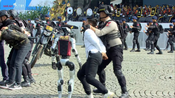 Robot humanoid yang ditampilkan selama upacara HUT Bhayangkara ke-79 di Monas, Jakarta, Selasa (1/7/2025). Foto: Youtube/Sekretariat Presiden