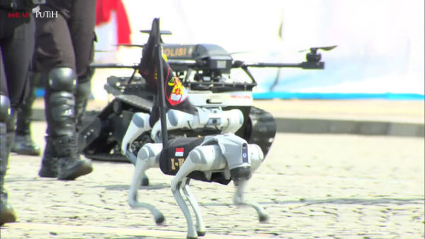 Robot humanoid yang ditampilkan selama defile upacara HUT Bhayangkara ke-79 di Monas, Jakarta, Selasa (1/7/2025). Foto: Youtube/Sekretariat Presiden