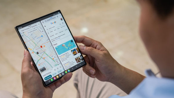 Joe Octavianus menggunakan Samsung Galaxy Z Fold 6. Foto: Samsung