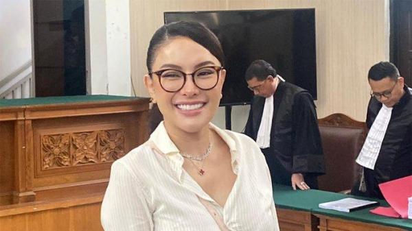 SIDANG NIKITA MIRZANI - Nikita Mirzani mendapat dukungan dari masyarakat yang melakukan aksi di depan Pengadilan Negeri Jakarta Selatan jelang sidang, Selasa (1/7/2025). Massa yang hadir membawa atribut dukungan untuk Nikita Mirzani agar bisa bebas dalam jeratan hukum berkait kasus dugaan pemerasan dan tindak pidana pencucian uang (TPPU). (Fauzi Alamsyah)